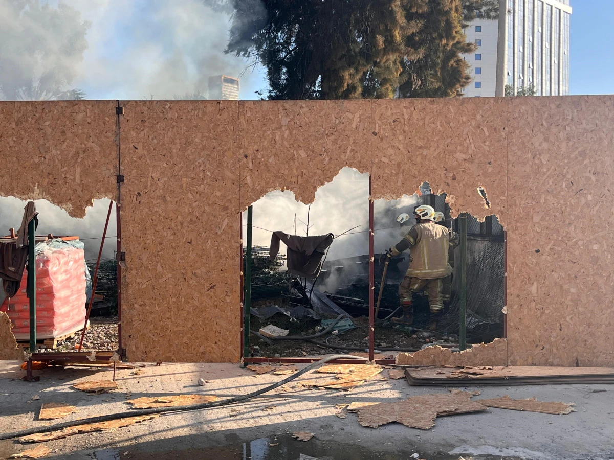 İzmir’de şantiyede yangın: Kara duman gökyüzünü kapladı