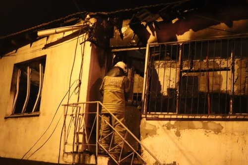 İzmir'de Şarj Aleti Yangını:2 Katlı Ev Küle Döndü, Panik korkuttu