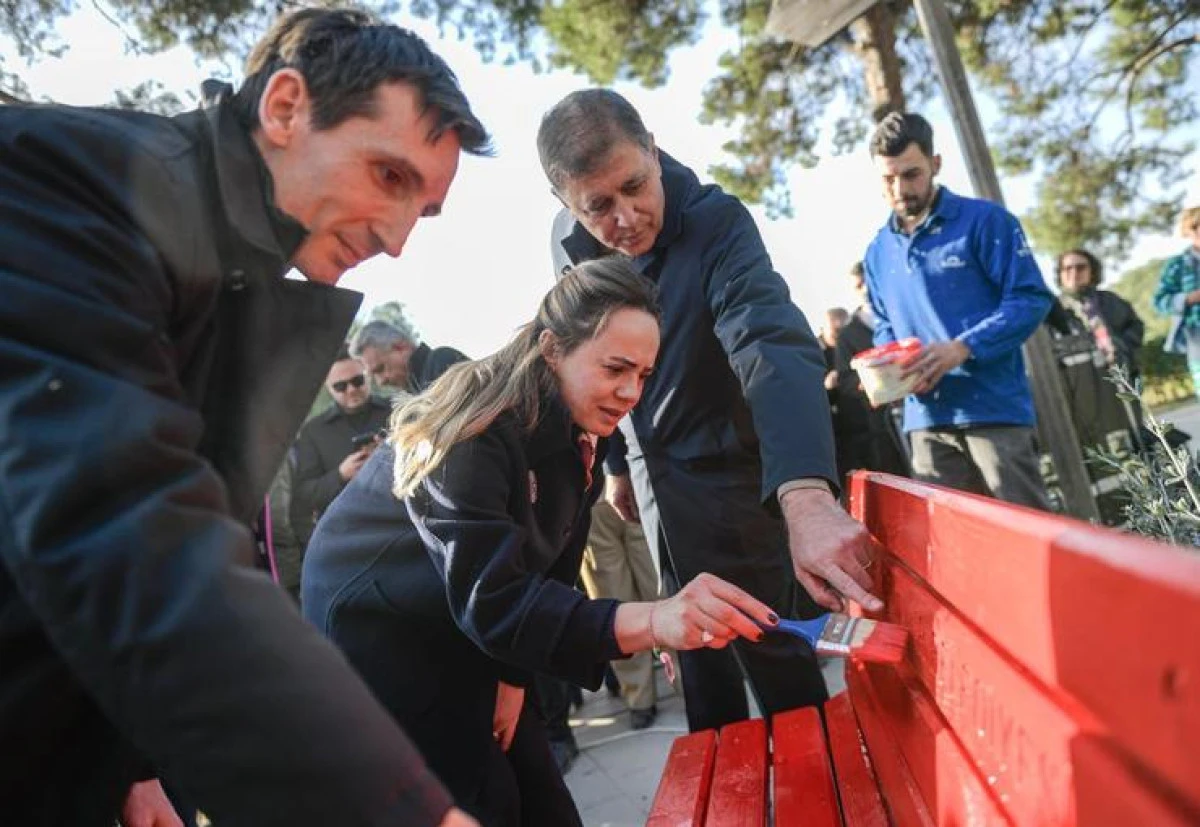 İzmir&rsquo;de şiddete karşı farkındalık i&ccedil;in kırmızı bank yerleştirildi