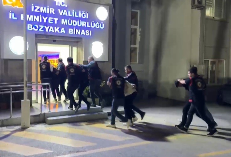 İzmir’de Silahlı Saldırı: Şüpheliler Kıskıvrak Yakalandı