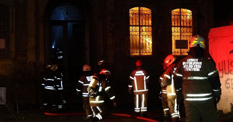 İzmir'de Tarihi Binada Yangın: Mahsur Kalan Kadın Kurtarıldı