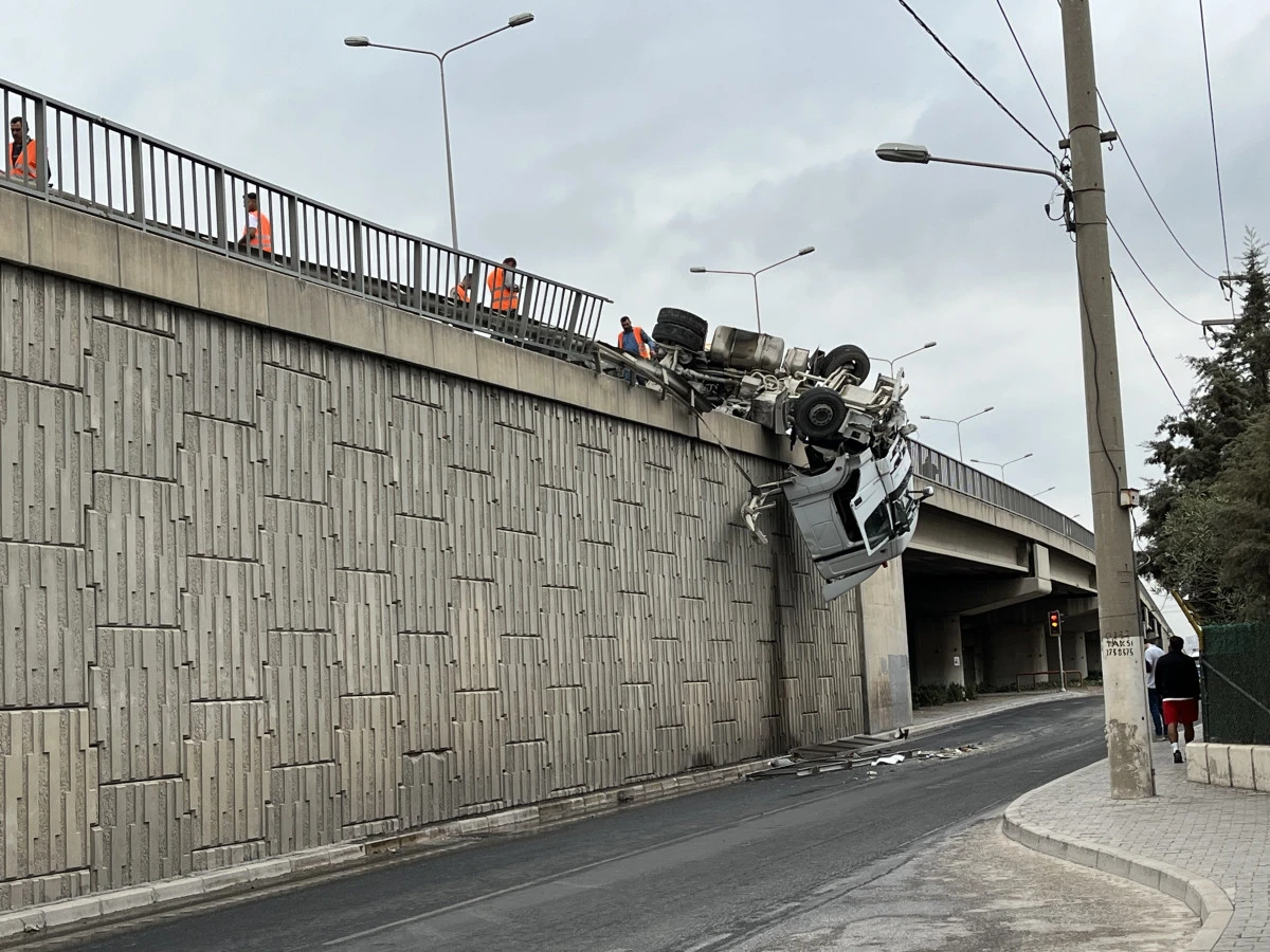 İzmir’de Tır Devrildi, Kupası Viyadükte Askıda Kaldı