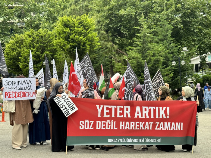 İzmir'de Üniversite Öğrencileri İsrail'i Protesto Etti