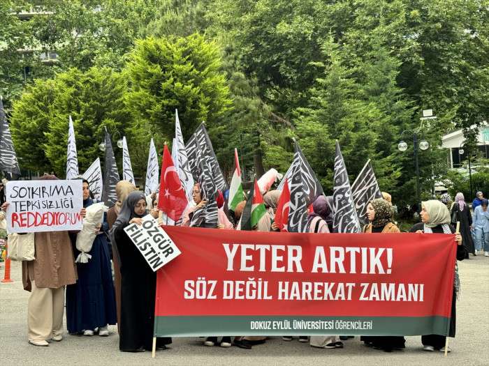 İzmir'de Üniversite Öğrencileri İsrail'i Protesto Etti