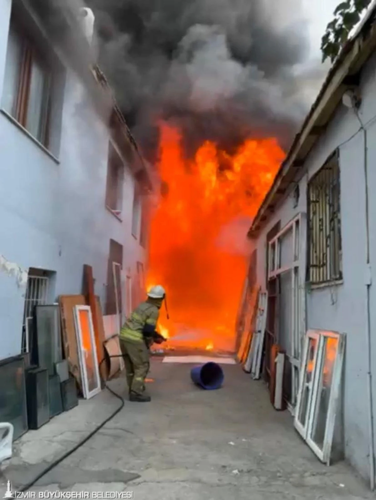 İzmir’de yangın alarmı: Çevre evler etkilendi