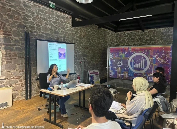 İzmir’de yapay zekâ eğitimi yoğun ilgi gördü