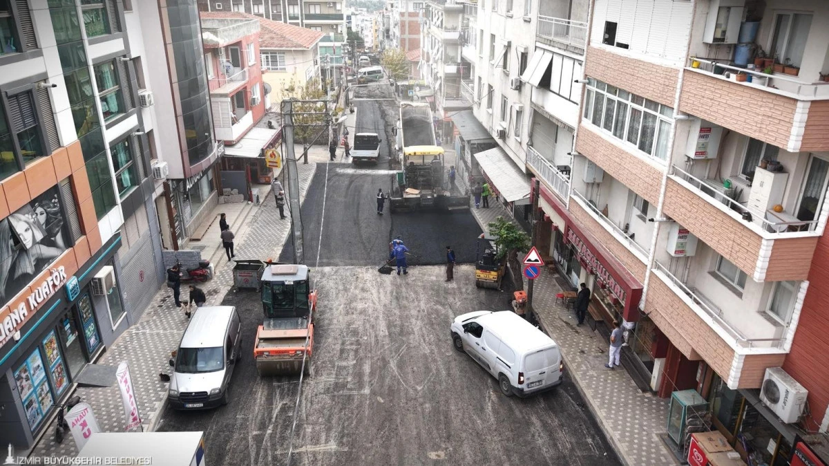 İzmir&rsquo;de yeni yıla asfalt seferberliğiyle girildi