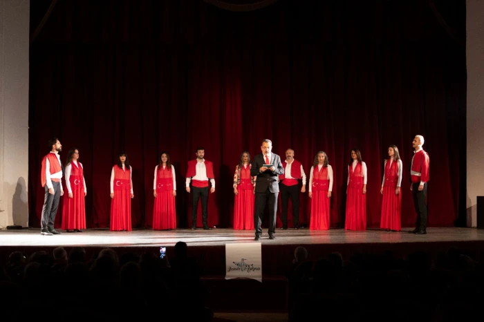 İzmir&rsquo;in belleği &ldquo;M&uuml;badelede Aşk&rdquo; ile sahnede