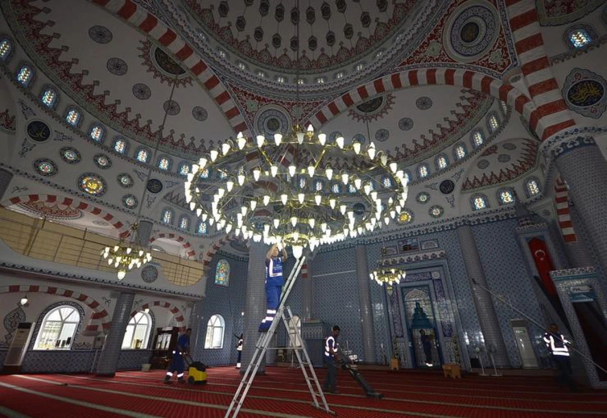 İzmir&rsquo;in camilerinde bayram temizliği