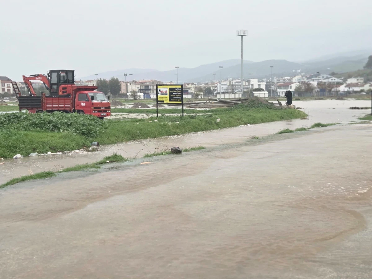 İzmir’in iki ilçesinde sel sonrası yoğun mesai