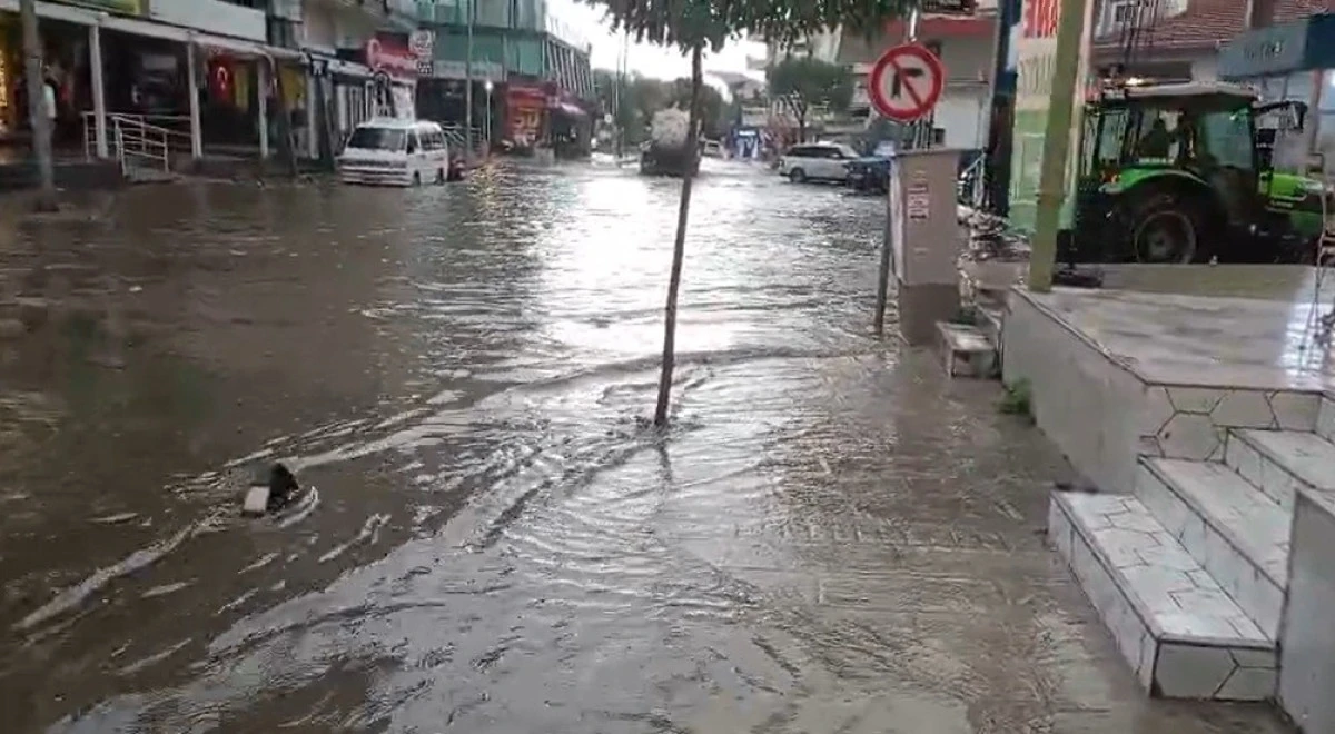 İzmir’in kuzeyinde gök gürültülü sağanak başladı