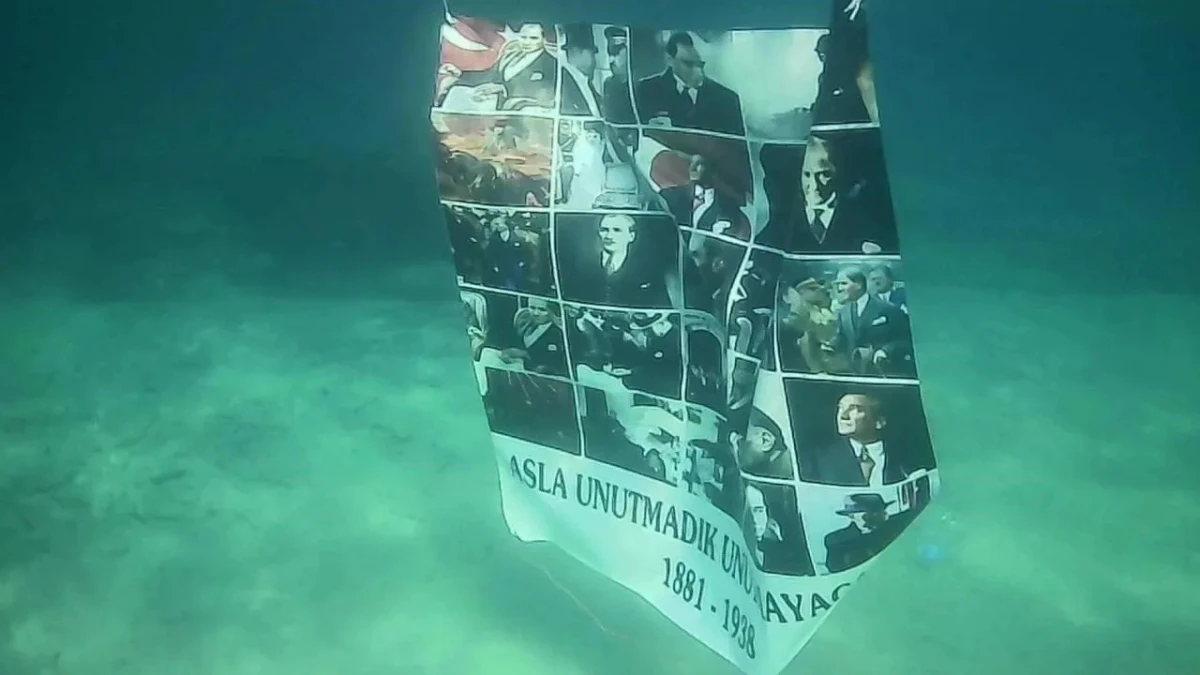 İzmirli dalgıç, 10 Kasım’da su altında Atatürk pankartı açtı
