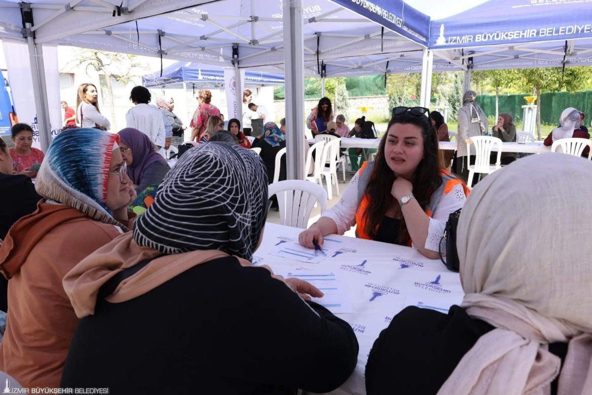 İzmirli kadınlar “Sıcak Çaylar, Güçlü Bağlar” buluşmasında bir araya geldi