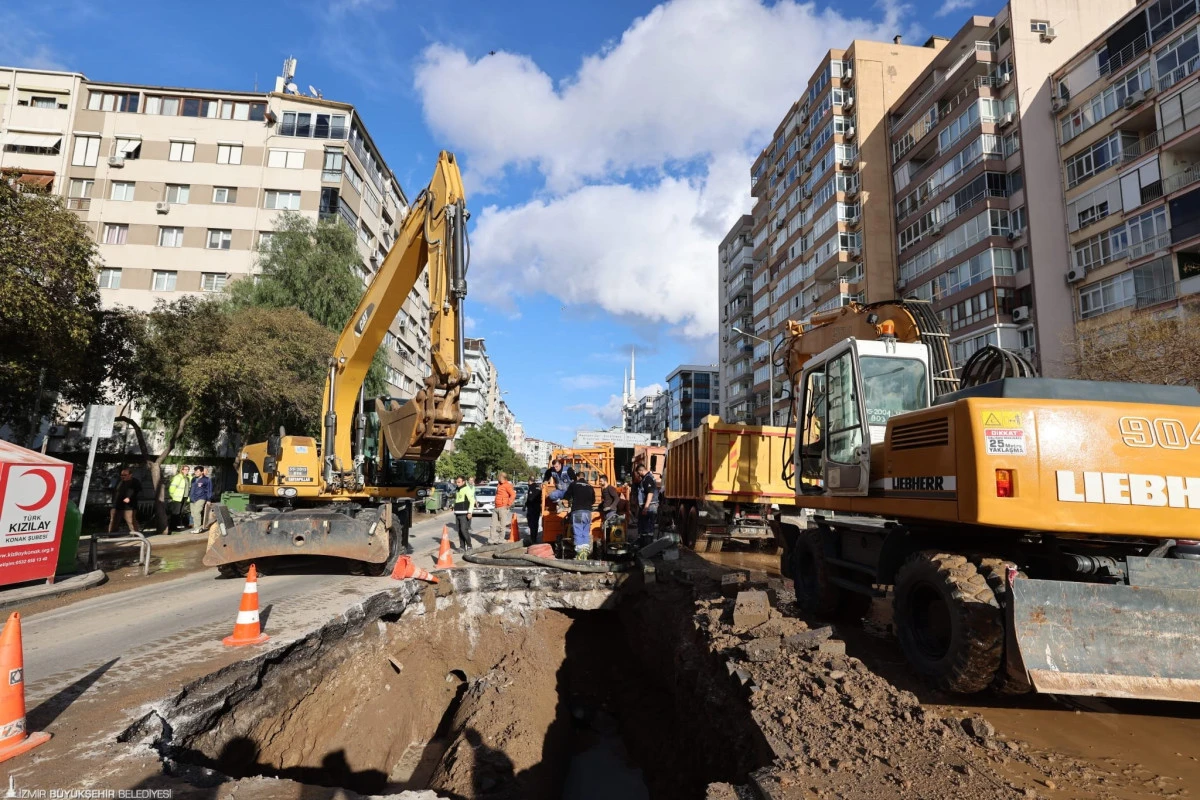 İZSU, İn&ouml;n&uuml; Caddesi&rsquo;ndeki ana boru arızasına hızla m&uuml;dahale etti