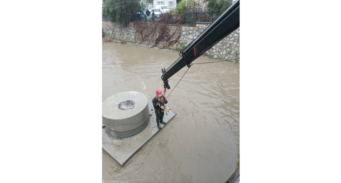 Karabağlar&rsquo;da dereye d&uuml;şen k&ouml;pek dakikalar i&ccedil;inde kurtarıldı