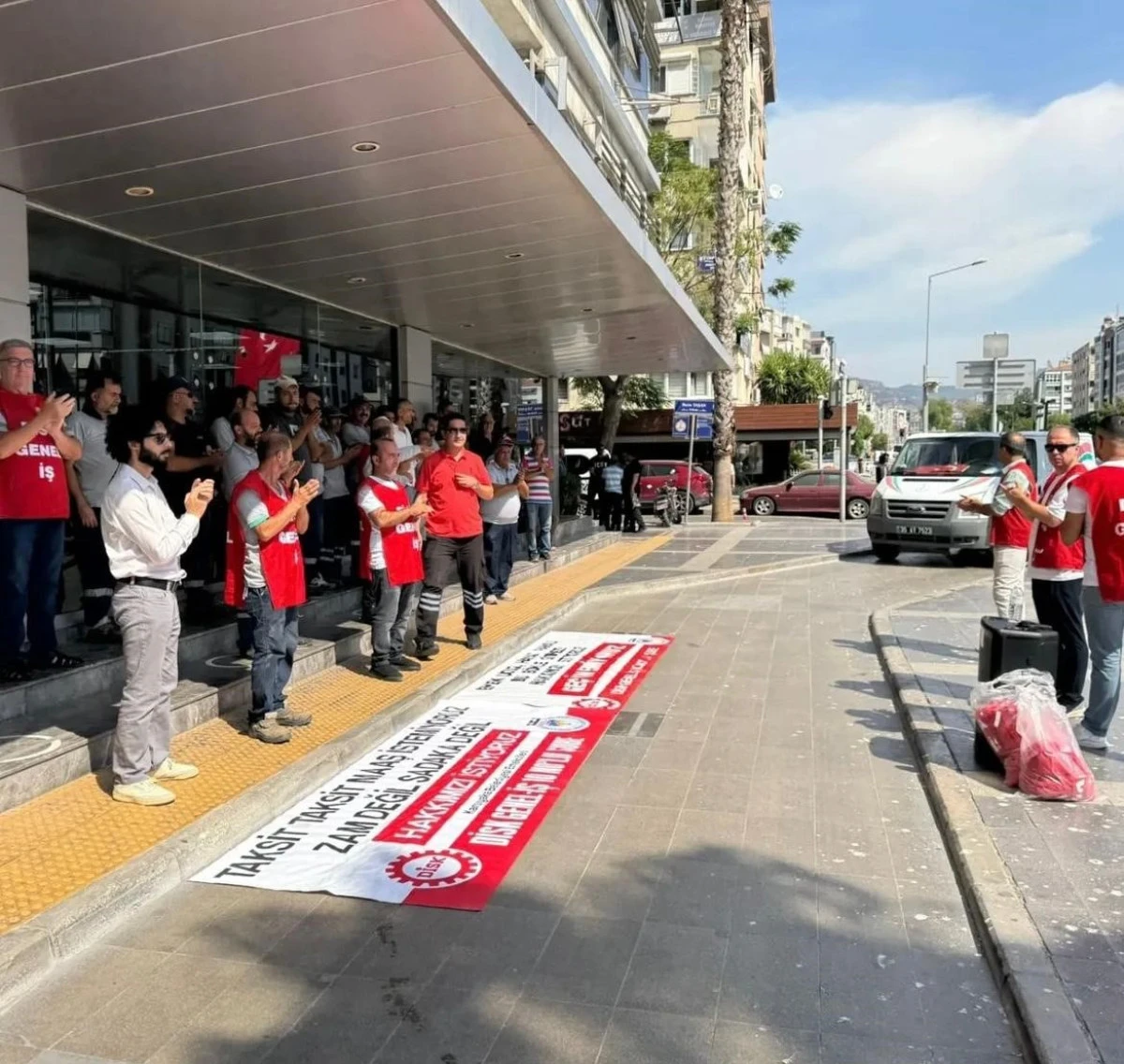 Karşıyaka Belediyesi’nde İşçiler ve Memurlar Eylemde