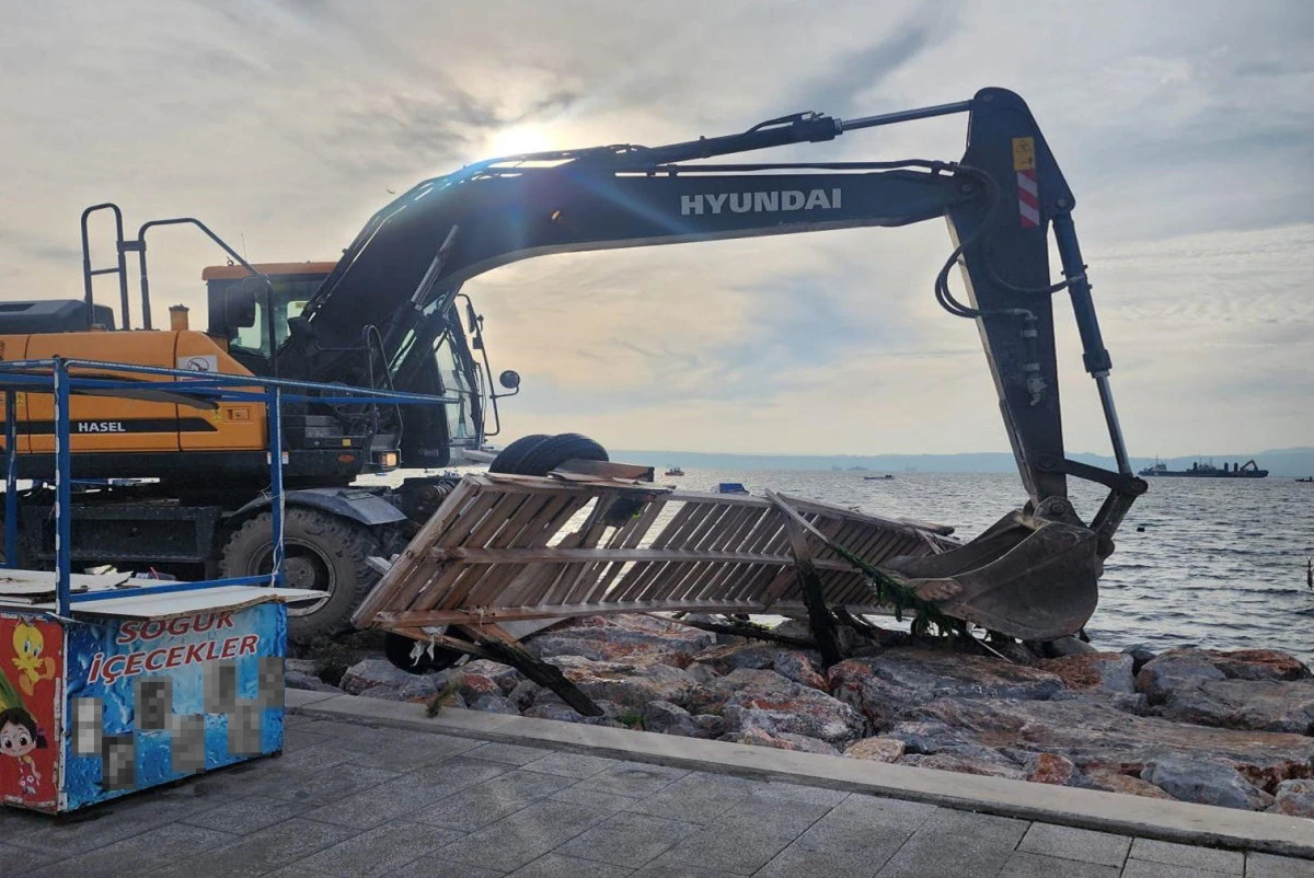 Karşıyaka sahilindeki kaçak platformlara yıkım