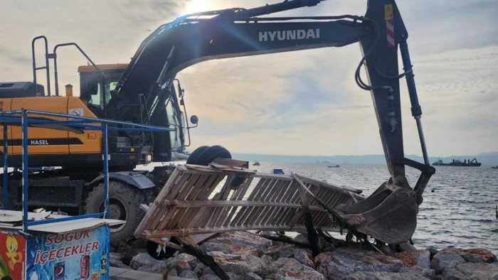 Karşıyaka sahilindeki kaçak platformlara yıkım