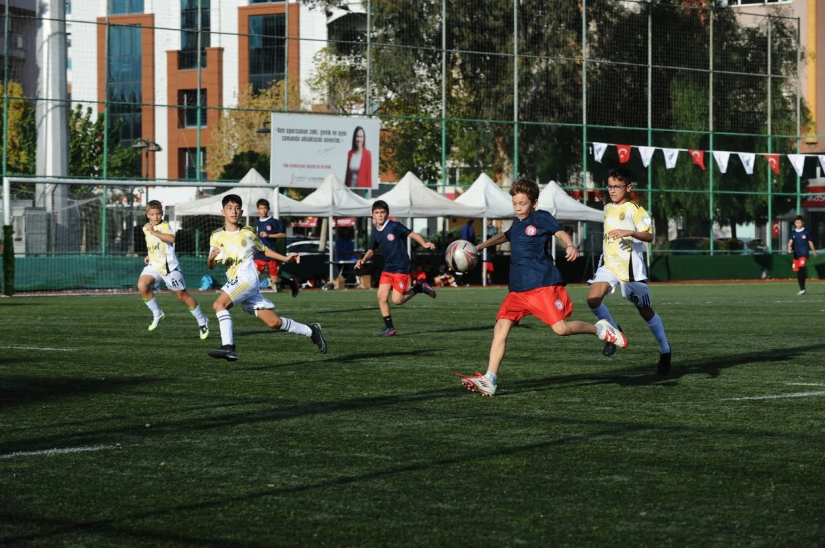 Karşıyaka’da çocuklar Cumhuriyet Kupası için sahaya çıktı