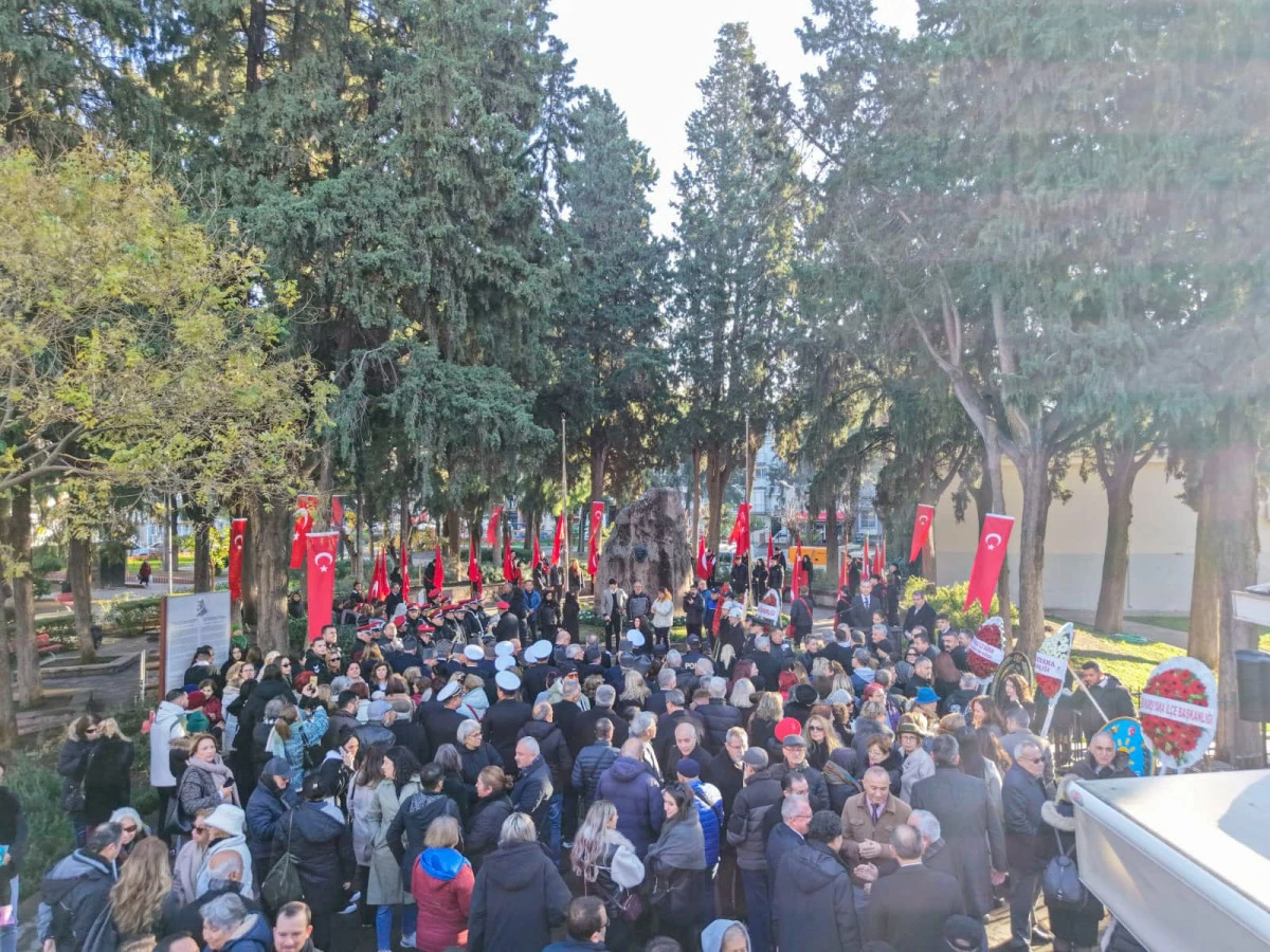 Karşıyakalılar Z&uuml;beyde Anne&rsquo;yi kabri başında andı