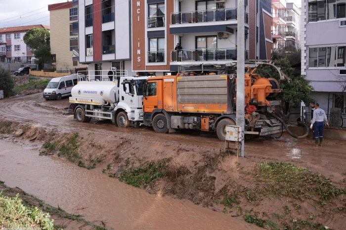 Kemalpaşa Ulucak&rsquo;ta menfeze giren ara&ccedil; i&ccedil;in kurtarma seferberliği