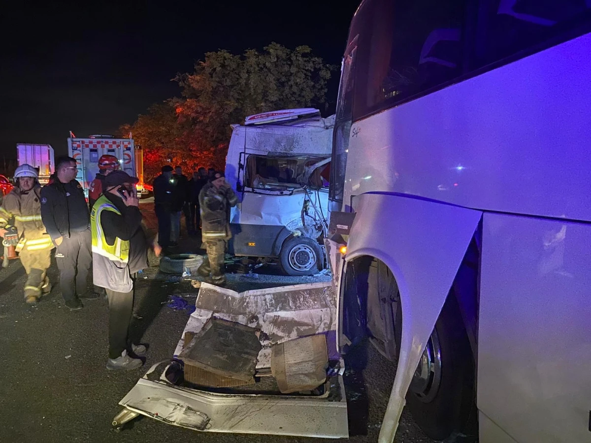 Kemalpaşa’da işçi servisleri kavşakta çarpıştı