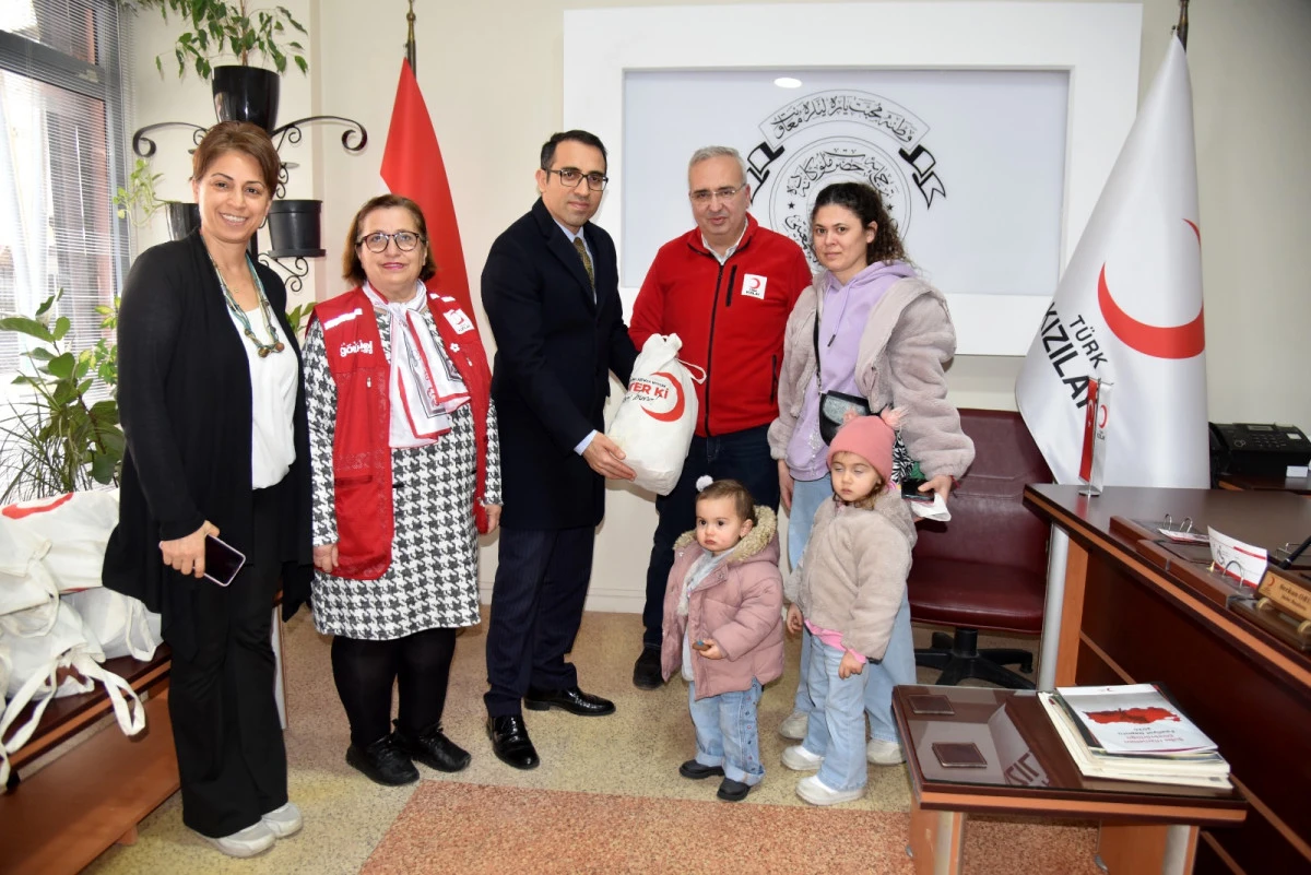 Kızılay Menemen &ccedil;ocukları soğuktan koruyor