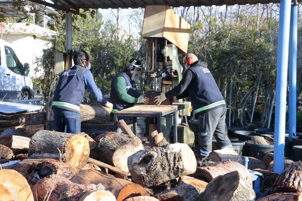 Konak Belediyesi kış yardımıyla y&uuml;rekleri ısıtıyor