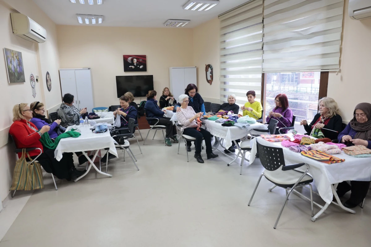 Konak&rsquo;ta &Ouml;rg&uuml; Kursiyerleri &Ccedil;ocukların Y&uuml;reklerini Isıtıyor