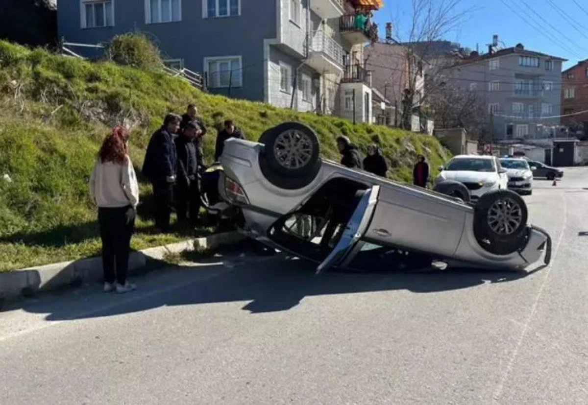 K&uuml;tahya&rsquo;da takla atan otomobilin s&uuml;r&uuml;c&uuml;s&uuml; yaralandı