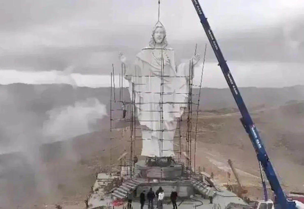 L&uuml;bnan-Suriye sınırına Hz. İsa heykeli dikildi