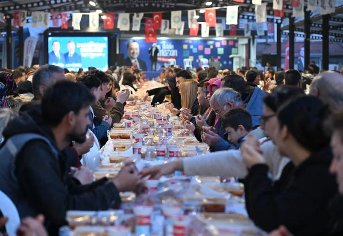 Manisa B&uuml;y&uuml;kşehir&rsquo;in İftar Sofrası Akhisar&rsquo;da Kuruldu