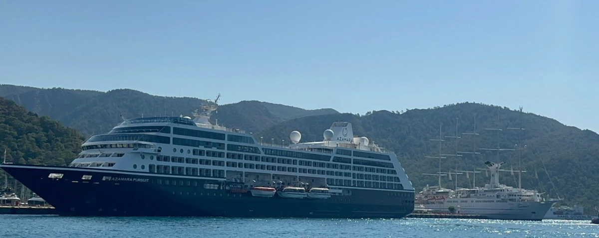 Marmaris limanına iki dev yolcu gemisi yanaştı