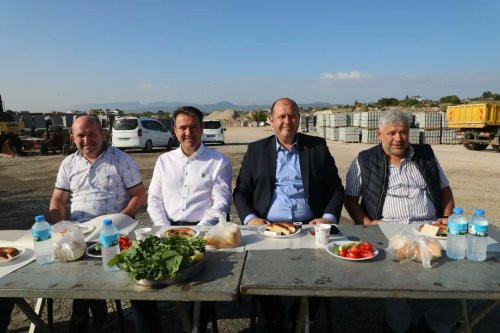 Menderes Belediye Başkanı İlkay Çiçek, Fen İşleri Şantiyesinde İşçilerle Buluştu