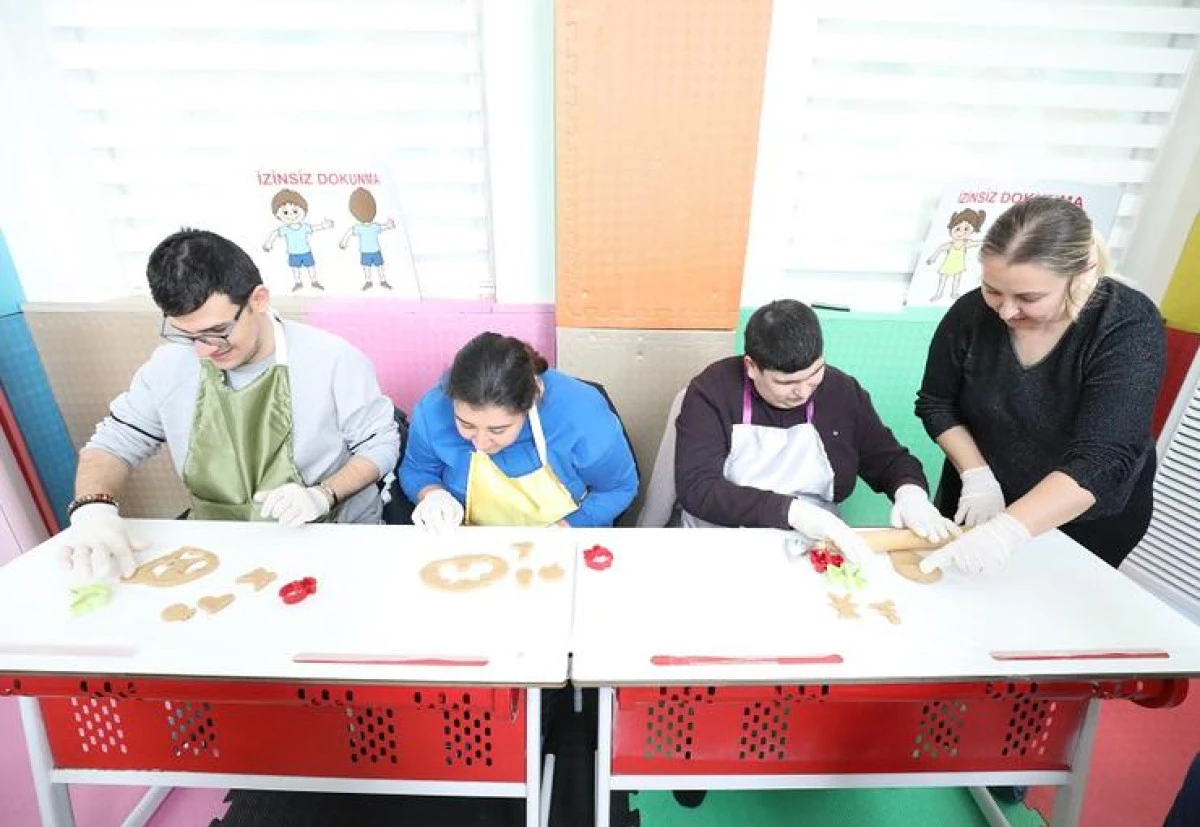 Menderes&rsquo;in Engelsiz Evi&rsquo;nde Kurabiye Etkinliği