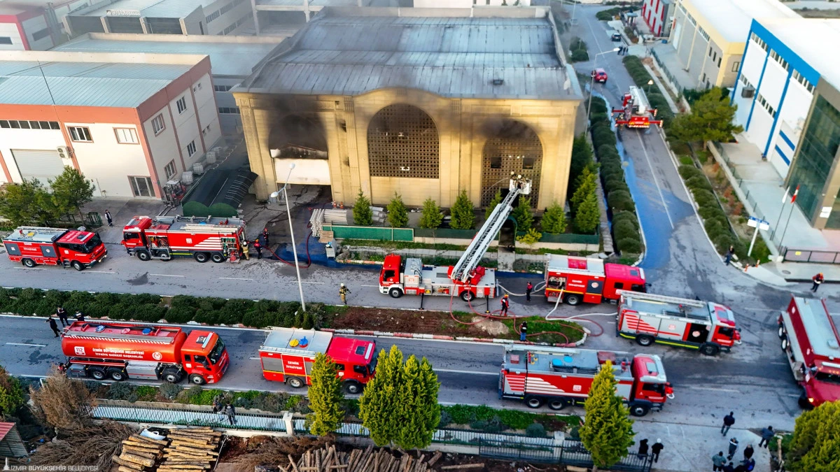 Menderes&rsquo;te fabrika yangını kısa s&uuml;rede kontrol altına alındı