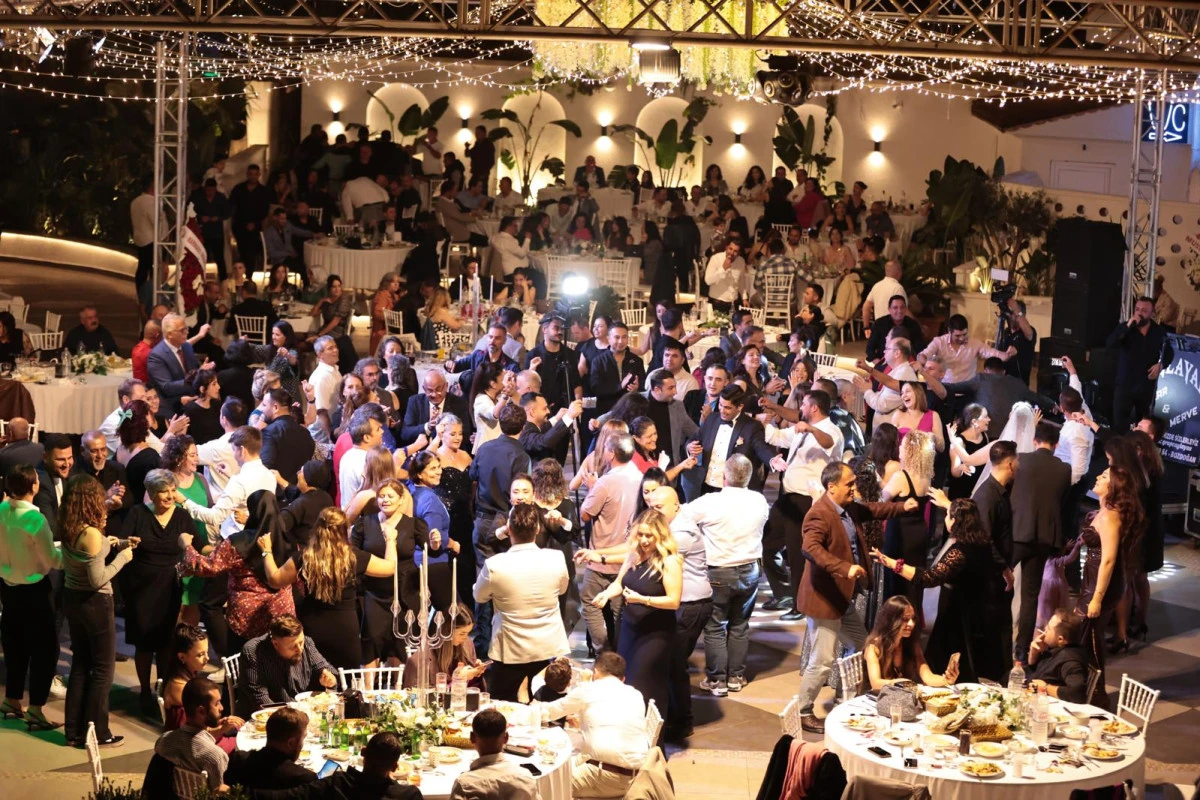 MUĞLA BÜYÜKŞEHİR BELEDİYESİ MARMARİS ESNAFININ YANINDA