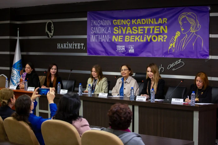 Narlıdere&rsquo;de gen&ccedil; kadınlar siyasete ses verdi