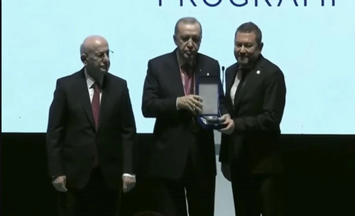 Nazım Torbalıoğlu Eğitime, toplumsal dayanışmaya ve ortak değerlerimize katkı &ouml;d&uuml;l&uuml;n&uuml; Cumhurbaşkanı Erdoğan'dan aldı