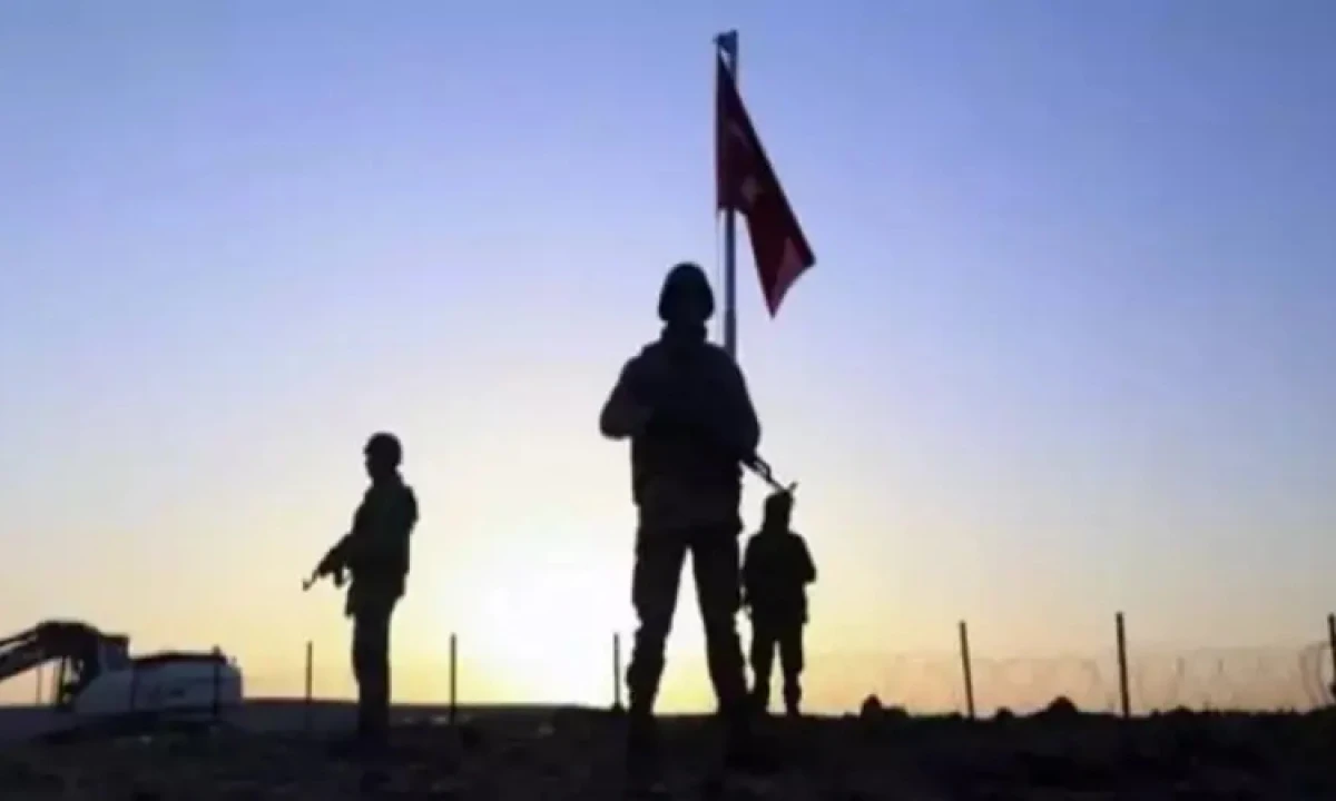 O bayrak yeniden g&ouml;ndere &ccedil;ekildi: 14 kişi g&ouml;zaltında