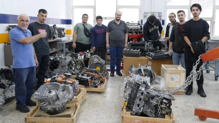 Öğrenciler güncel otomotiv teknolojisiyle tanışacak