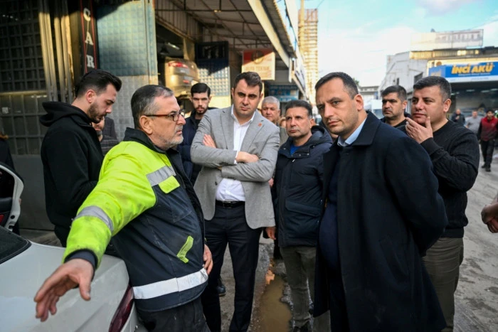 &Ouml;mer Eşki ve &Ccedil;ağatay G&uuml;&ccedil; selden etkilenen mahalleleri inceledi