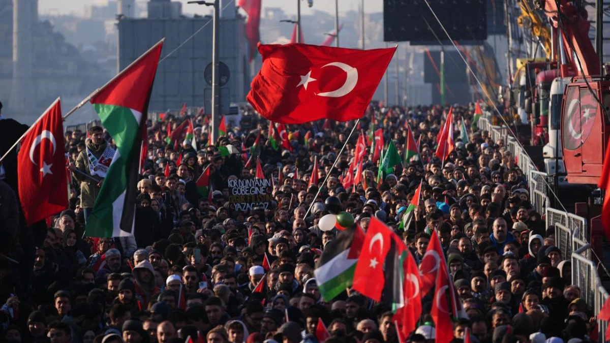 On Binler Filistin İ&ccedil;in Galata K&ouml;pr&uuml;s&uuml;&rsquo;nde Buluştu