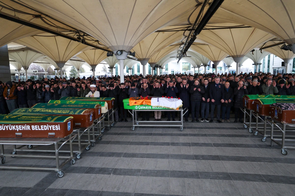 &Ouml;zg&uuml;r &Ouml;zel, Mehmet Fikret &Ouml;zbilgin&rsquo;in cenazesine katıldı