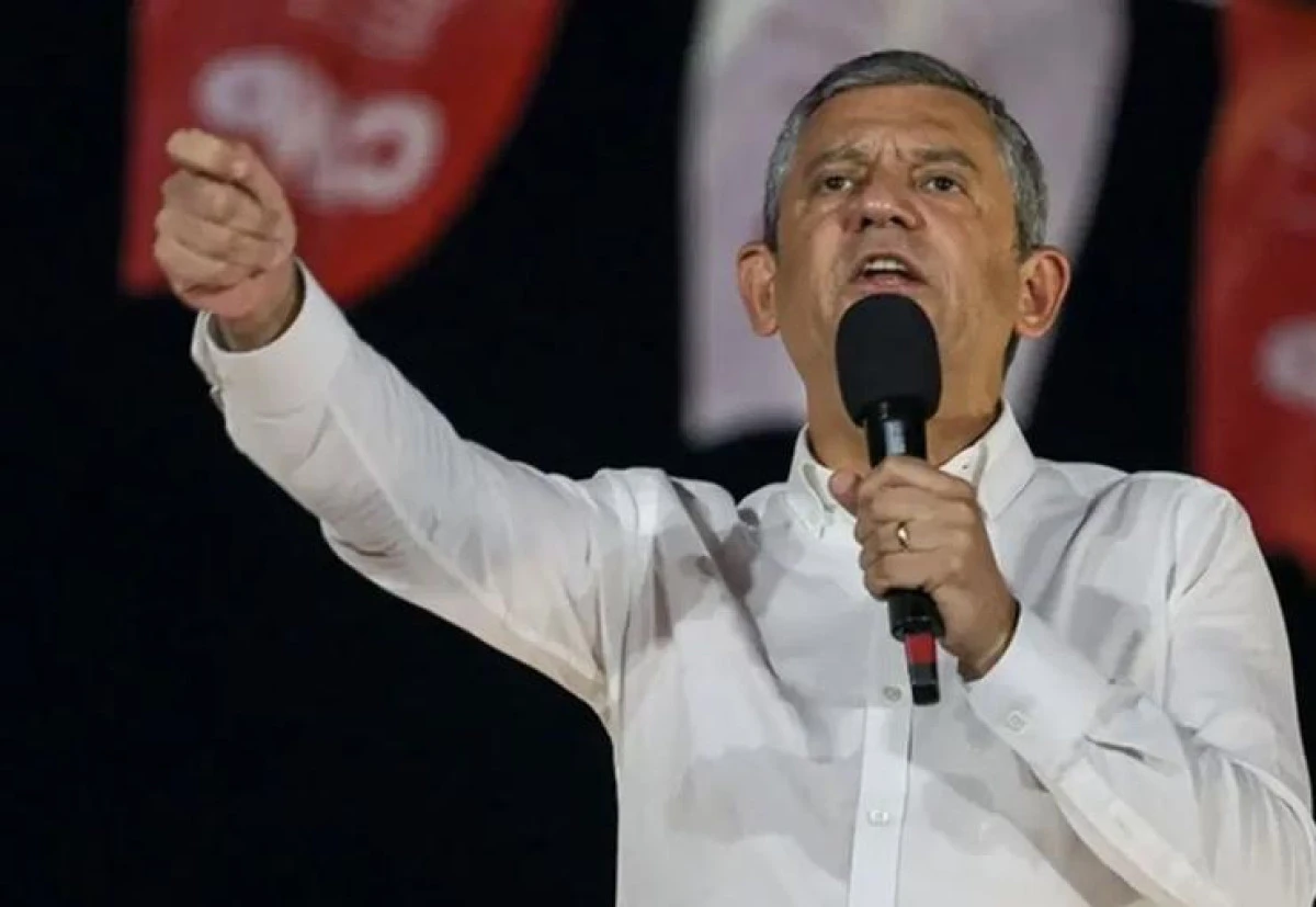 &Ouml;zg&uuml;r &Ouml;zel'den Akın G&uuml;rlek'e yanıt: 'Şantajı itiraf ediyor' dedi, o konuşmayı paylaştı