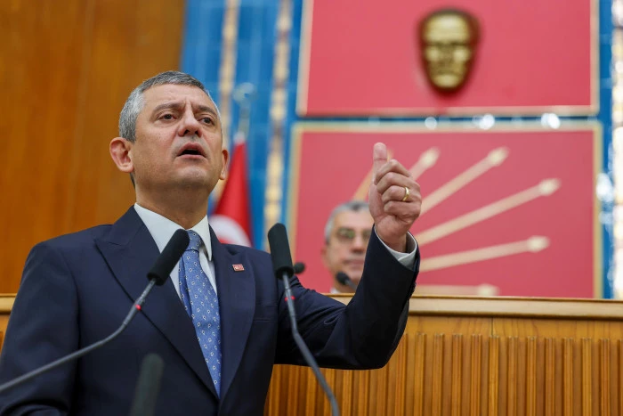 Özgür Özel’den İzmirli AKP’li vekile tepki: “İlk tekmeyi o vuruyor”