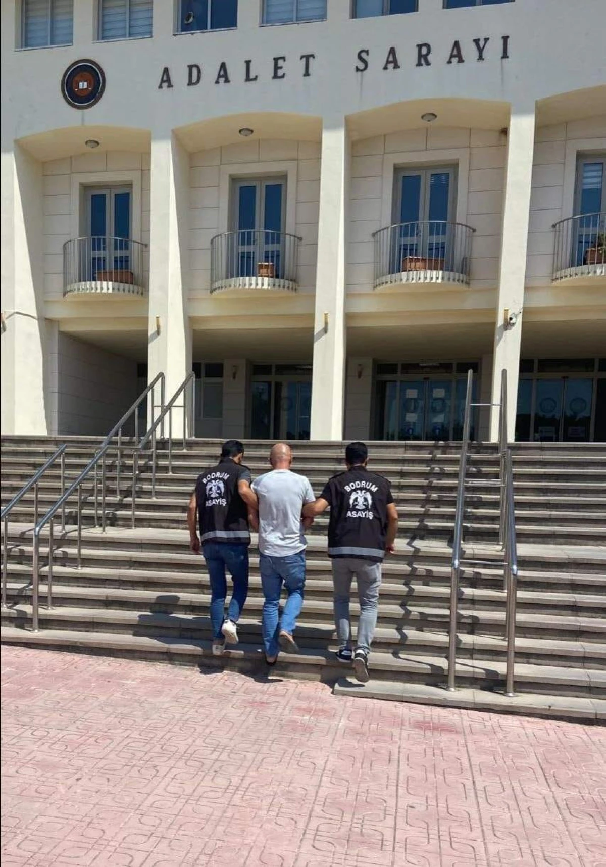 Polis ekipleri Bodrum’da aranan şahsı kıskıvrak yakaladı