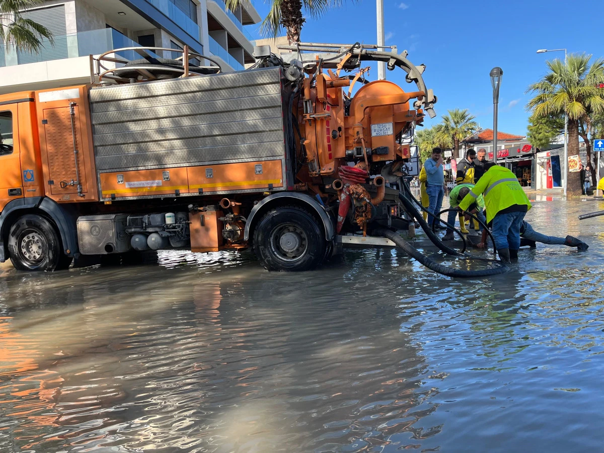 Sağanak yağış Çeşme’de su baskınlarına yol açtı