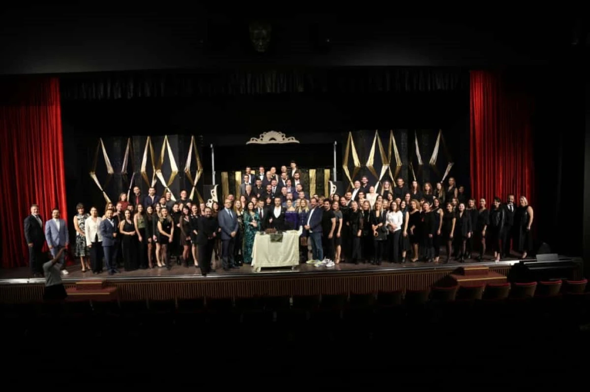 Sahne Tozu Tiyatrosu 21 yaşında: İzmir’de özel gece