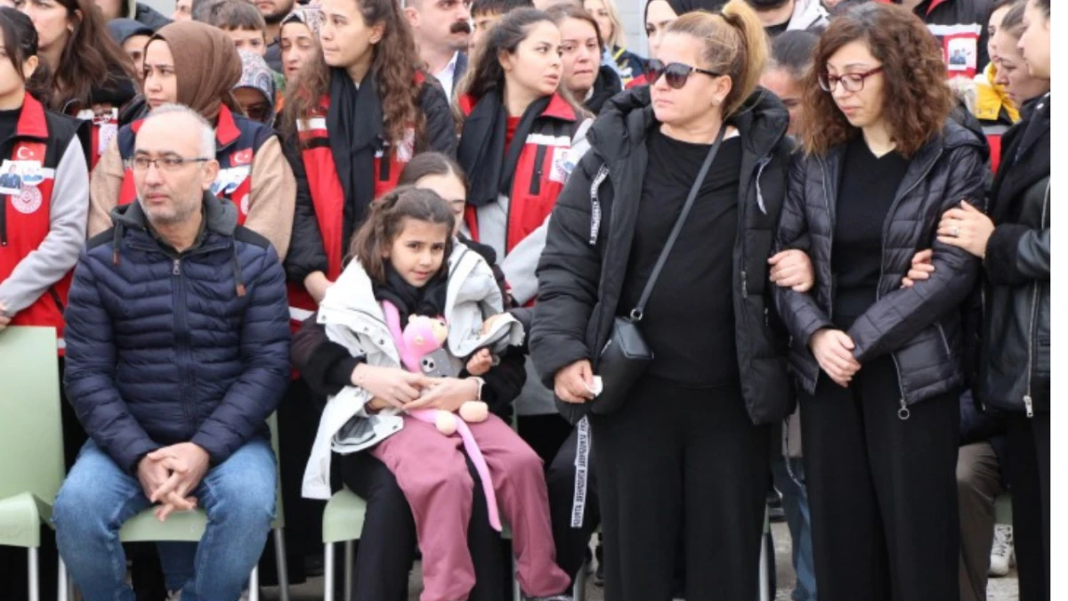 Şehit babasını oyuncağına sarılarak bekledi